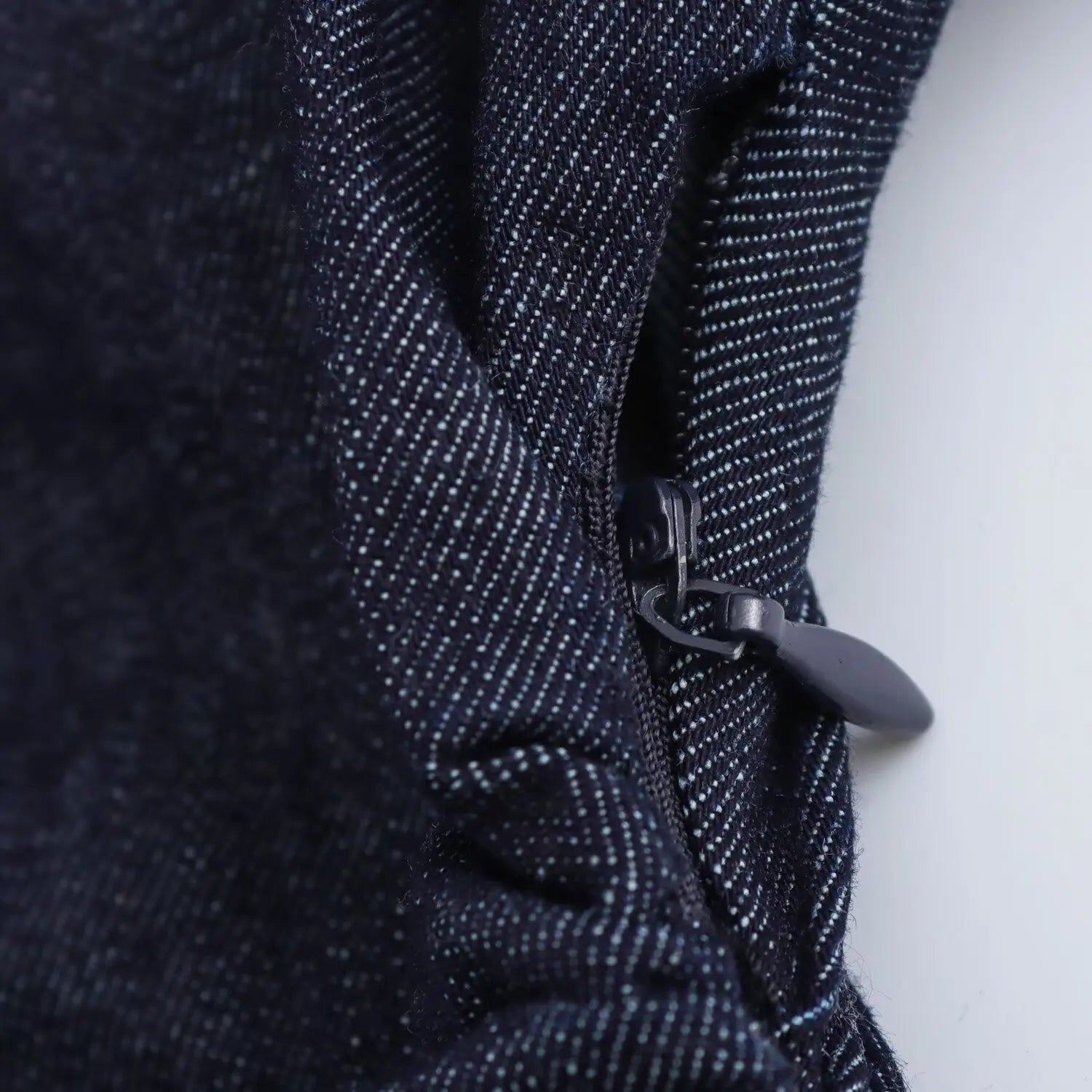 Robe midi ajustée en jean Daria | Ceinture plissée et fermeture éclair latérale 7